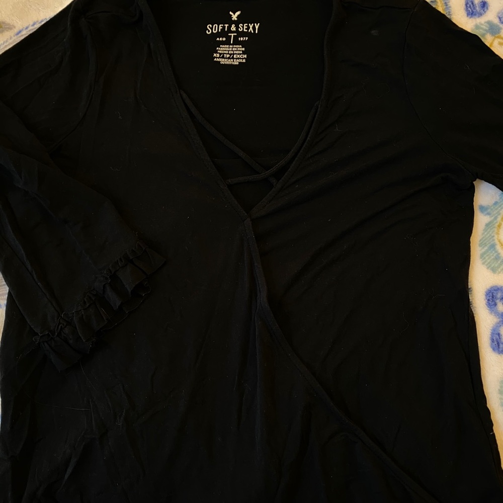 Black crossed top with lettuce sleeves// AE
